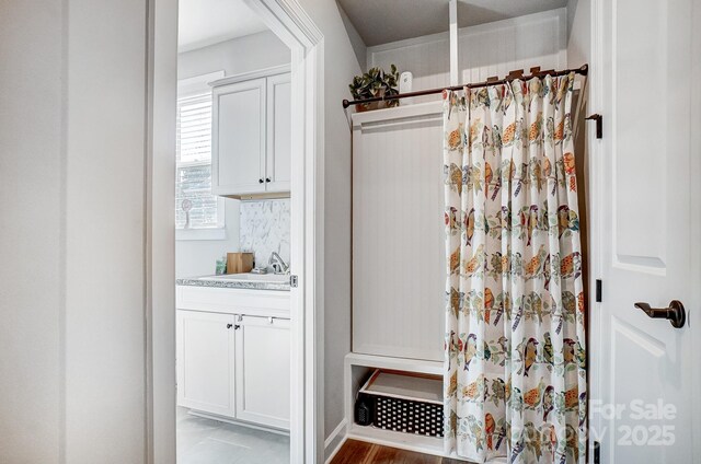 full bathroom featuring curtained shower and vanity