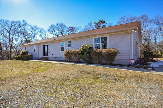 ranch-style house featuring a front lawn