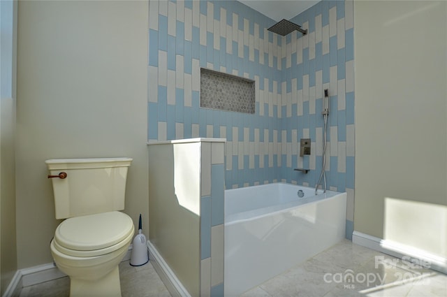 bathroom with tiled shower / bath and toilet