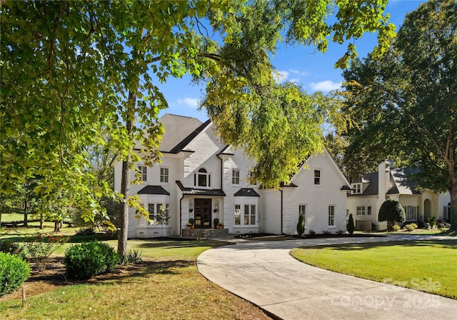 view of front of house featuring a front lawn