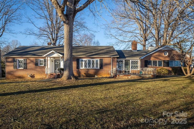 single story home with a front lawn