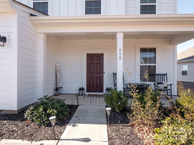 property entrance featuring a porch