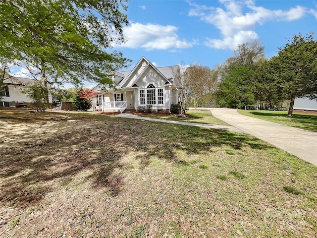 view of front facade featuring a front lawn and a porch