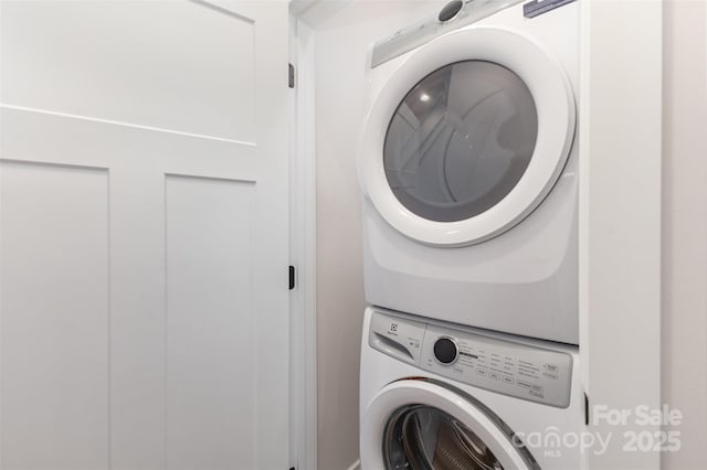 5048 York Park Ln, Charlotte, NC 28217 - laundry area featuring stacked washing maching and dryer and laundry area