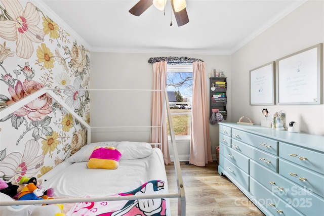 bedroom featuring ornamental molding, light hardwood / wood-style floors, and ceiling fan