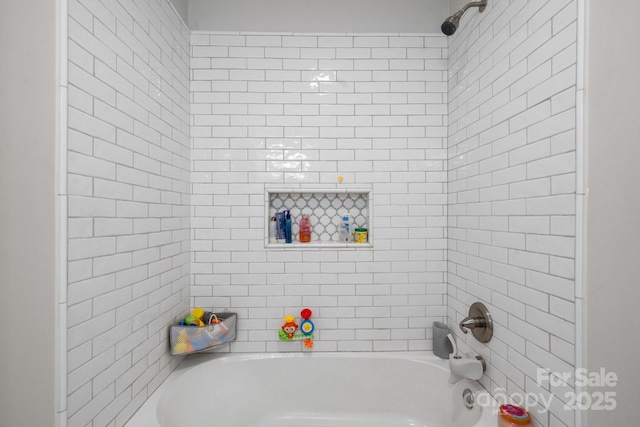 bathroom featuring tiled shower / bath combo