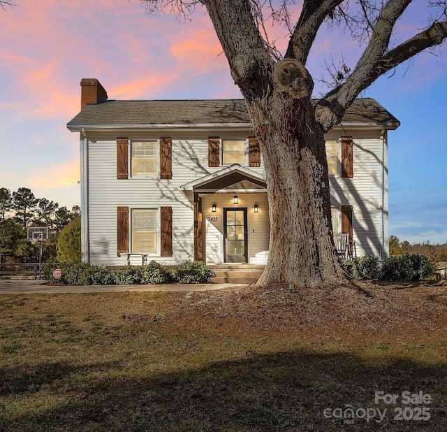 view of front of home featuring a yard