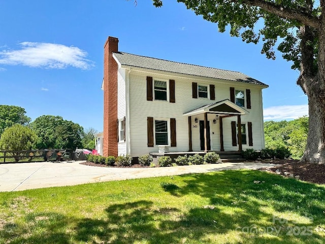 colonial house featuring a front yard