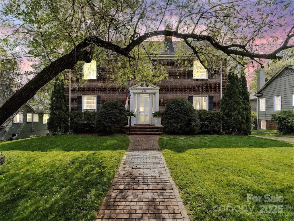 view of front of home featuring a yard