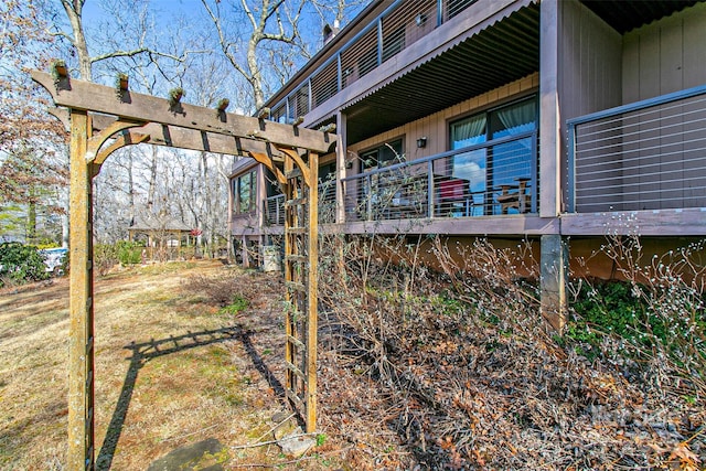 view of yard with a pergola