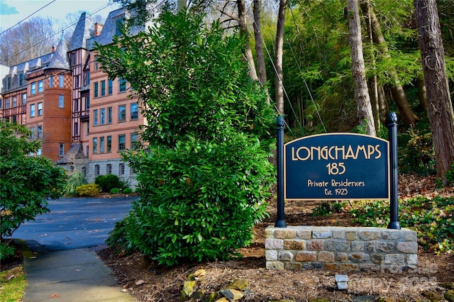 view of community / neighborhood sign