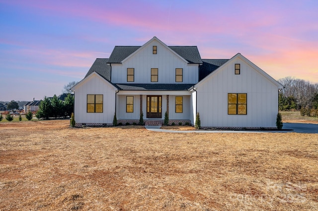 view of modern farmhouse style home