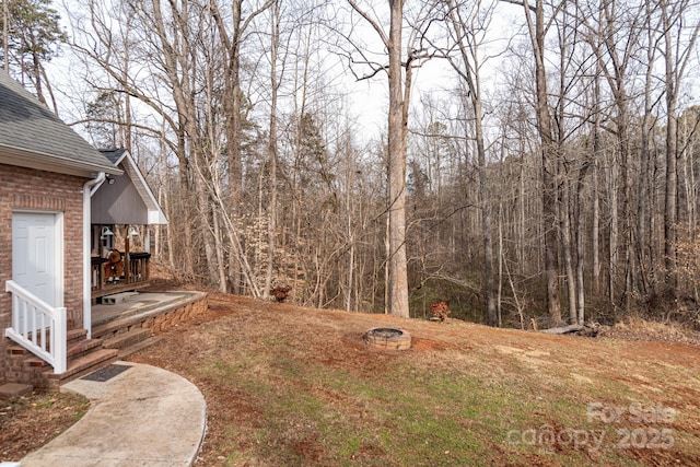 view of yard featuring a fire pit