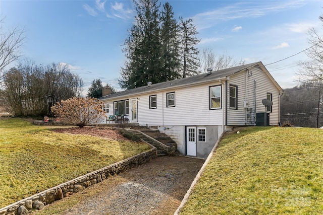 view of front of house featuring a front yard