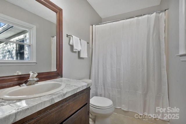 full bathroom featuring curtained shower, vanity, and toilet