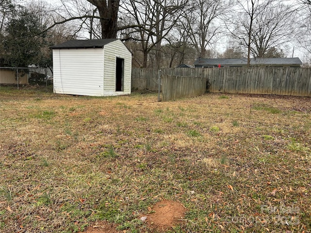 view of yard featuring a storage shed