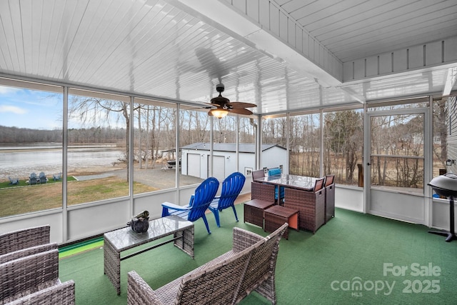 sunroom featuring ceiling fan