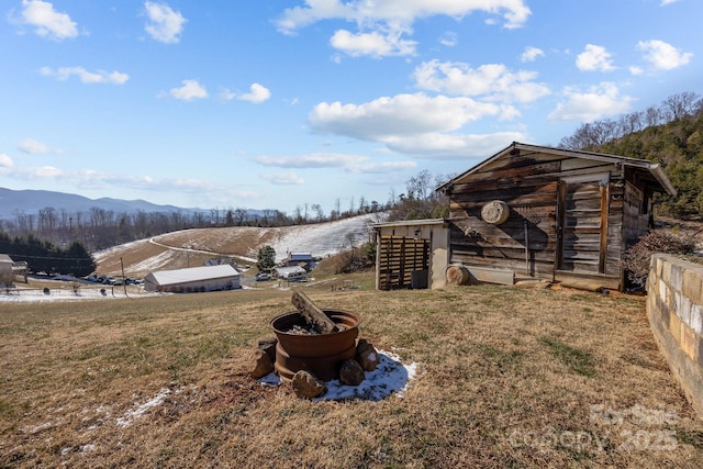 view of yard with a mountain view