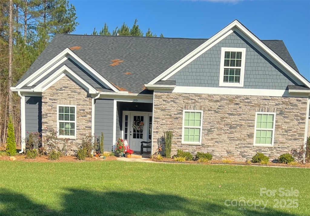 craftsman inspired home featuring a front yard