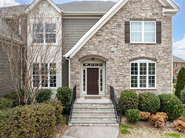 view of front of property featuring a shingled roof