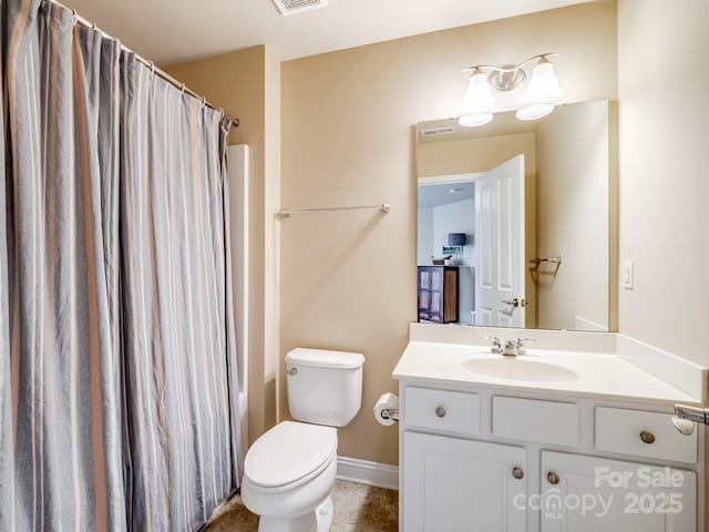 full bathroom with toilet, visible vents, baseboards, vanity, and a shower with curtain