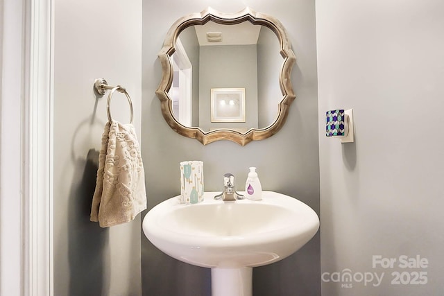 bathroom featuring sink