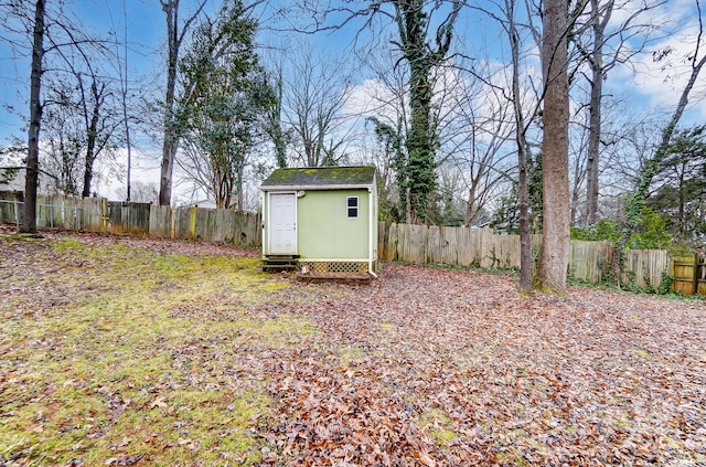 view of yard featuring a shed