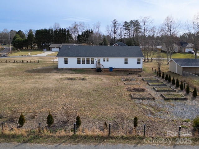 view of front facade featuring a front yard