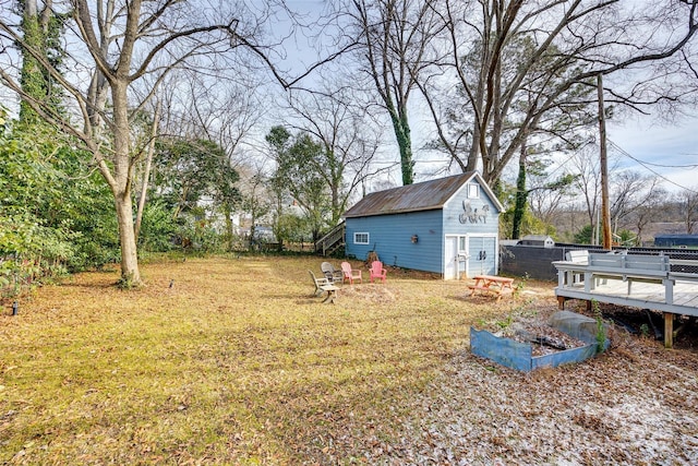 view of yard with an outbuilding