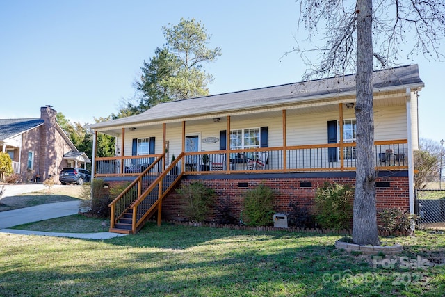 view of front of house featuring covered porch and a front yard