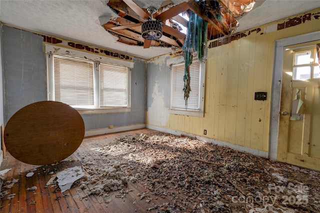 misc room with a textured ceiling and a ceiling fan