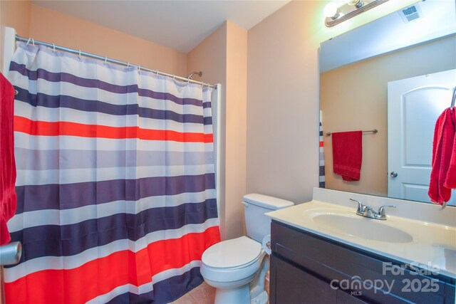 full bath featuring a shower with curtain, visible vents, vanity, and toilet