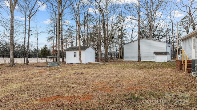 view of yard featuring a storage unit