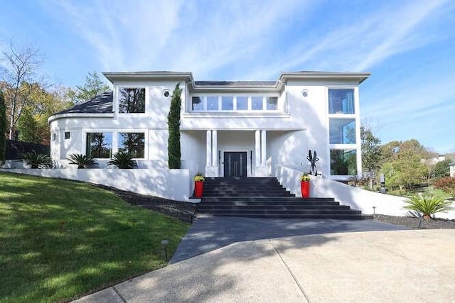 view of front of property with a front lawn