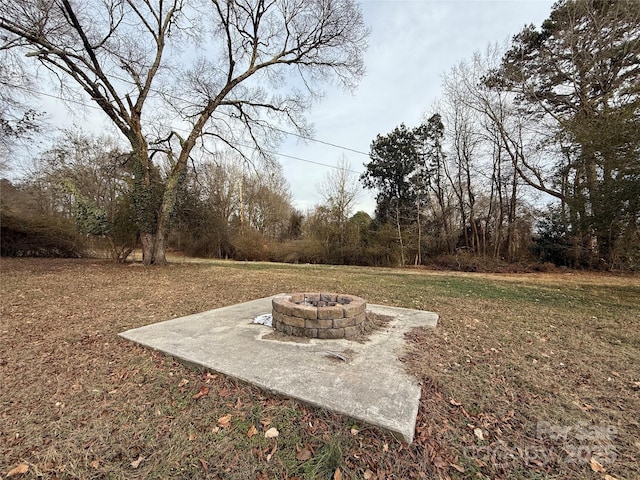 view of yard featuring a fire pit