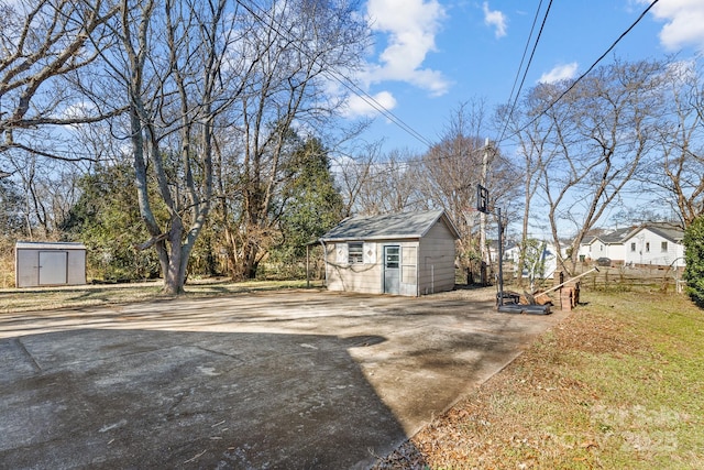 view of yard featuring a storage shed