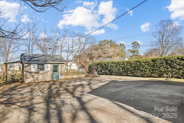 view of yard featuring an outbuilding