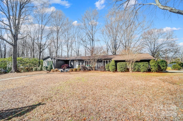 ranch-style house with a front yard