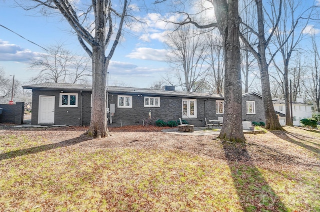 view of front of property with a patio area, a front yard, and an outdoor fire pit