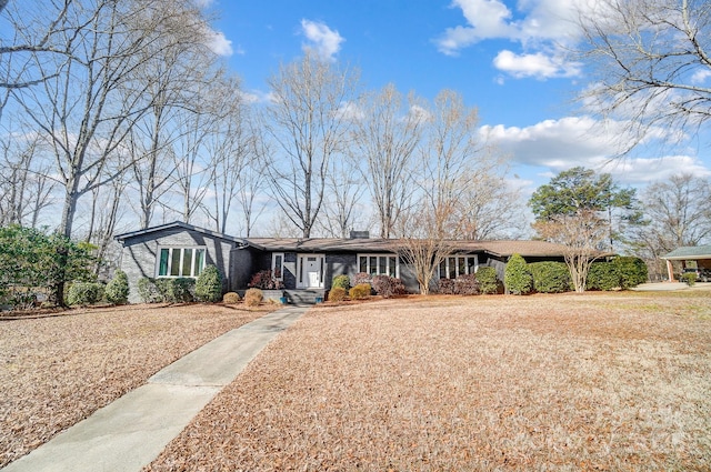 ranch-style house featuring a front lawn