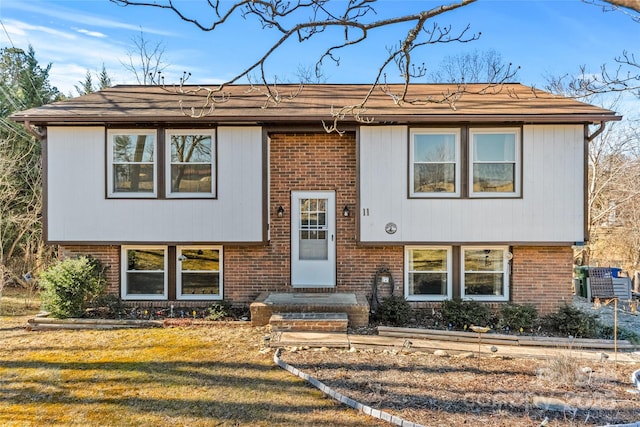 bi-level home featuring a front yard