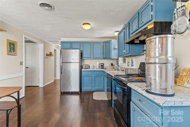 kitchen with blue cabinetry, dark hardwood / wood-style floors, a textured ceiling, and black appliances