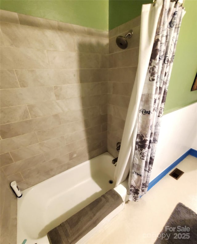 bathroom featuring shower / bathtub combination with curtain