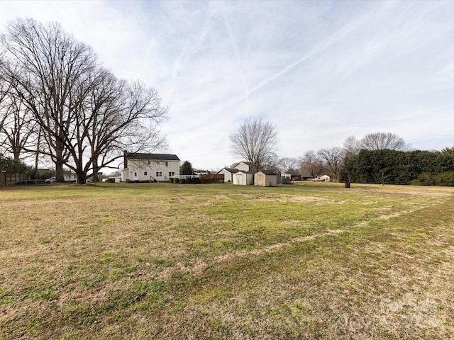 view of yard featuring a storage shed