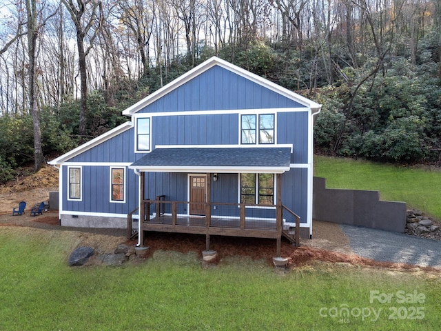 view of front of property featuring a porch and a front yard