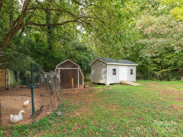 view of yard featuring a shed