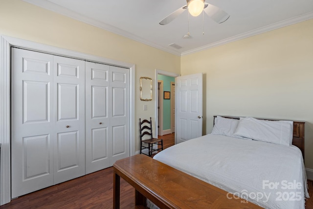 bedroom featuring ceiling fan, ornamental molding, dark hardwood / wood-style flooring, and a closet