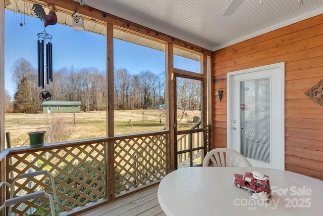 sunroom with ceiling fan