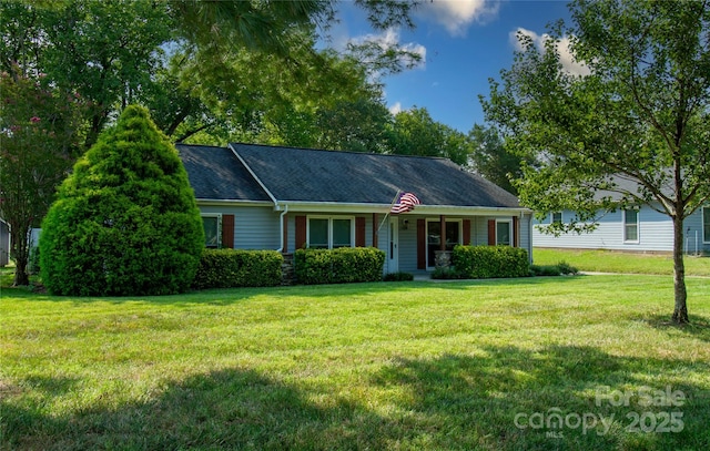 single story home with a front lawn