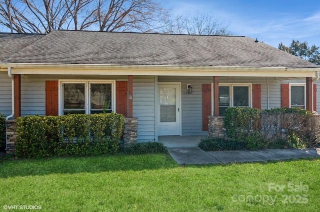 view of front of property featuring a porch, roof with shingles, and a front lawn